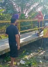 Gotong Royong Masyarakat Padang Guci Hilir Perbaiki Jembatan Gantung dengan Plat Baja