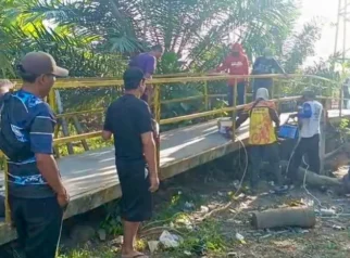 Gotong Royong Masyarakat Padang Guci Hilir Perbaiki Jembatan Gantung dengan Plat Baja