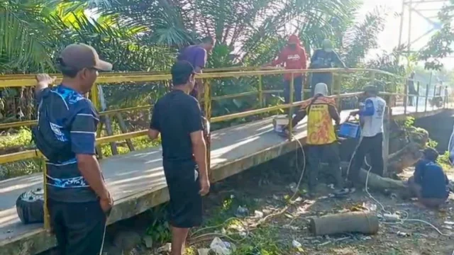 Gotong Royong Masyarakat Padang Guci Hilir Perbaiki Jembatan Gantung dengan Plat Baja