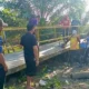 Gotong Royong Masyarakat Padang Guci Hilir Perbaiki Jembatan Gantung dengan Plat Baja