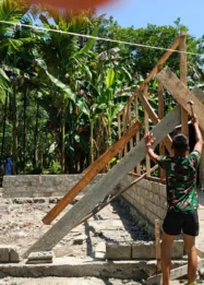 Gotong Royong TNI dan Warga Percepat Pembangunan Rumah Tidak Layak Huni di Nias Barat