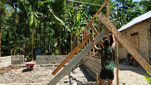 Gotong Royong TNI dan Warga Percepat Pembangunan Rumah Tidak Layak Huni di Nias Barat