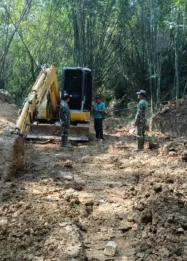 Gotong Royong Warga dan TNI Bangun Jembatan di Klampis: Menguatkan Ekonomi dan Persatuan Madura