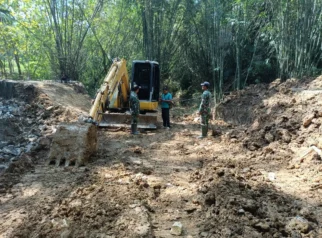 Gotong Royong Warga dan TNI Bangun Jembatan di Klampis: Menguatkan Ekonomi dan Persatuan Madura