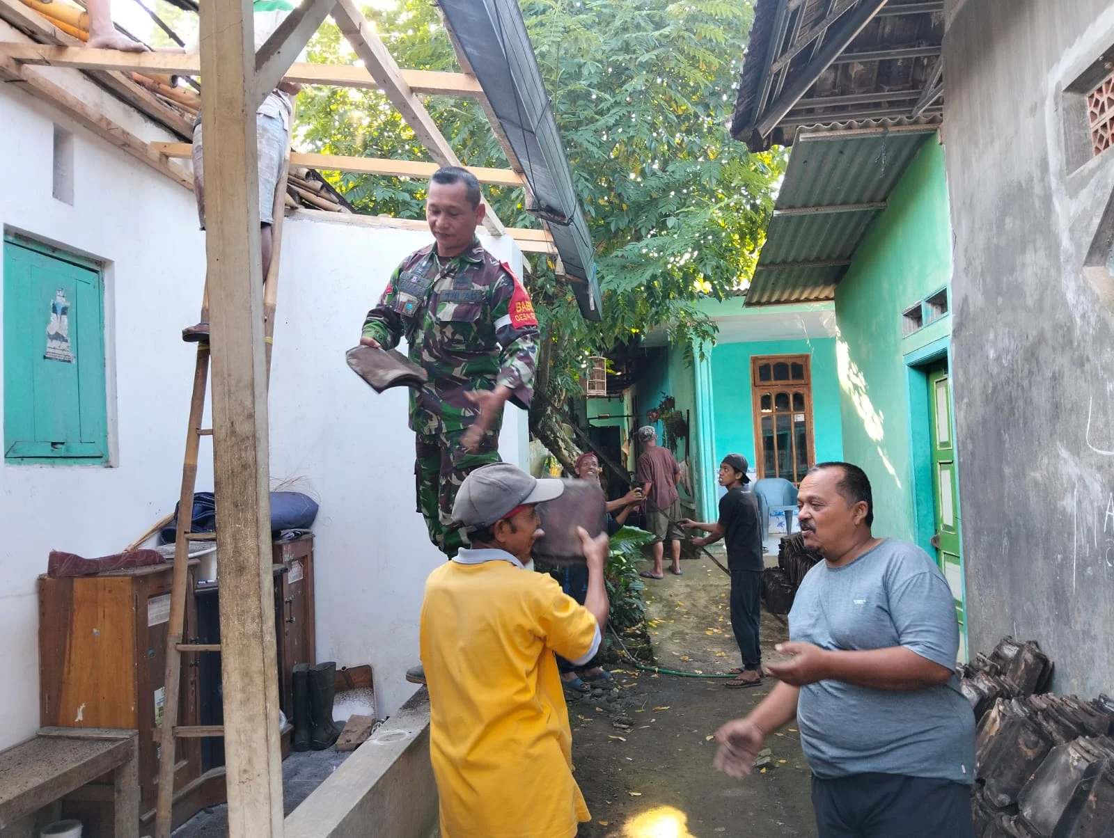 Gotong Royong Warga Lumajang Bantu Renovasi Rumah Tidak Layak Huni Milik Sutik