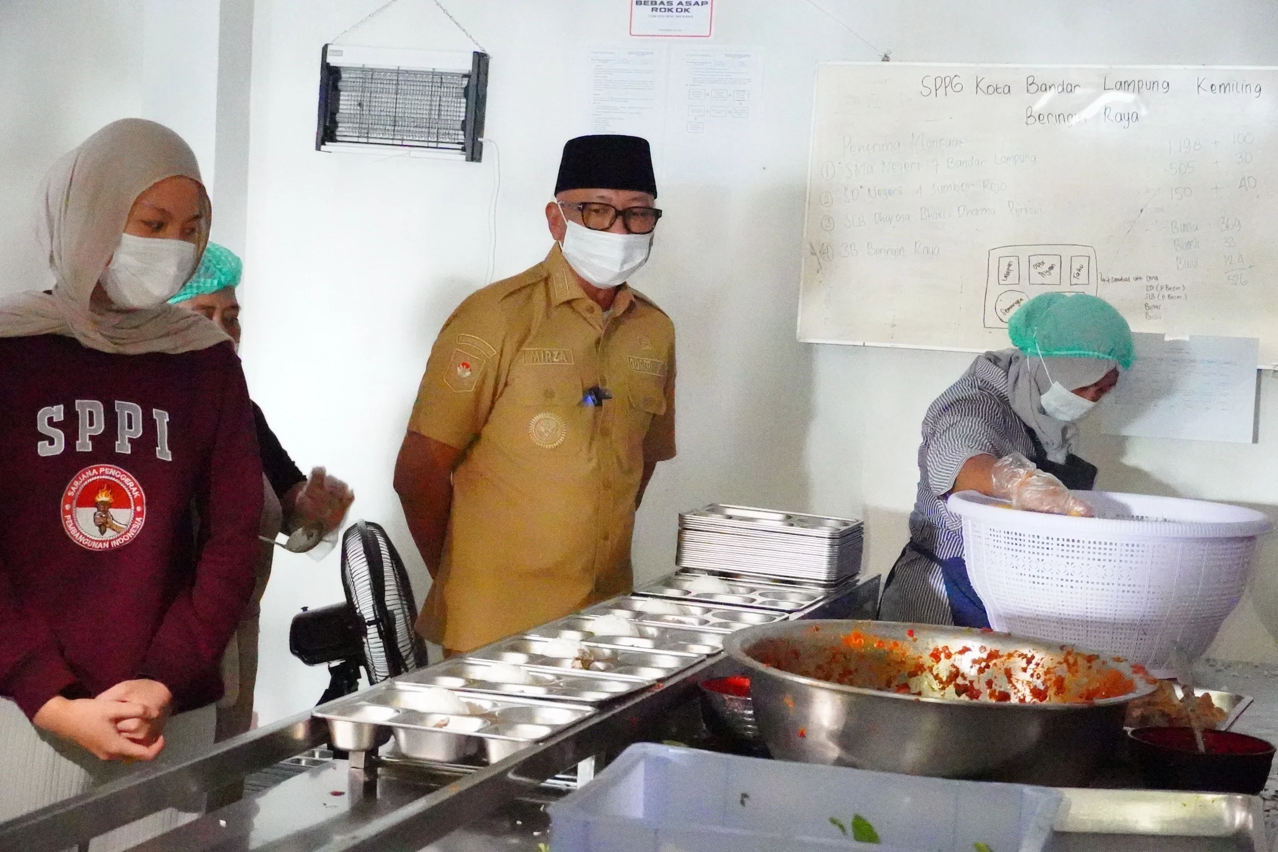 Gubernur Lampung Tinjau Pelaksanaan Program Makan Bergizi Gratis di Hari Pertama Sekolah 2026
