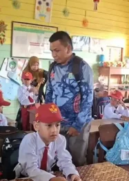 Hari Pertama Masuk Sekolah 2026: Ayah Antusias Antar Anak, MPLS Tanpa Perpeloncoan