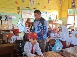 Hari Pertama Masuk Sekolah 2026: Ayah Antusias Antar Anak, MPLS Tanpa Perpeloncoan