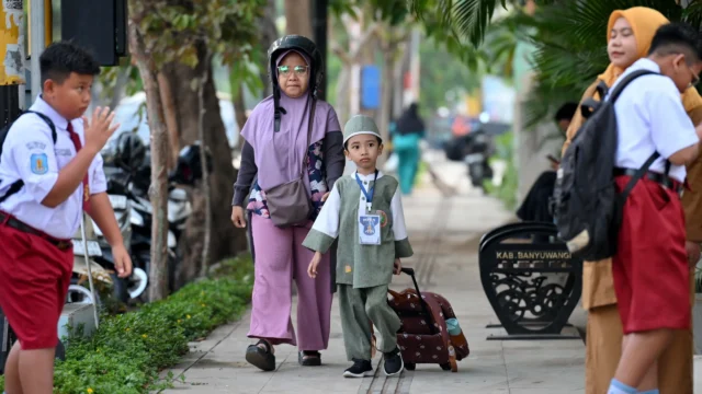 Hari Pertama Sekolah di Banyuwangi: Antusiasme Orang Tua, MPLS Ramah, dan Dampak Jangka Panjang