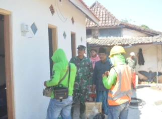 Instalasi Listrik Terangi Rumah Rehabilitasi TMMD 129 di Sampang