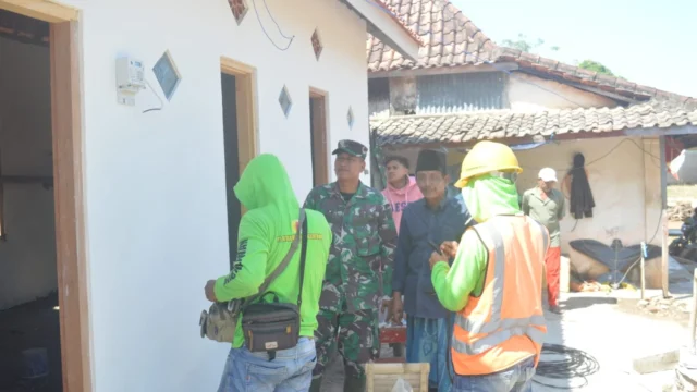 Instalasi Listrik Terangi Rumah Rehabilitasi TMMD 129 di Sampang