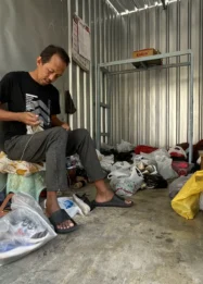 Jelang Tahun Ajaran Baru, Jasa Sol Sepatu di Lamongan Banjir Pesanan