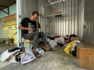Jelang Tahun Ajaran Baru, Jasa Sol Sepatu di Lamongan Banjir Pesanan