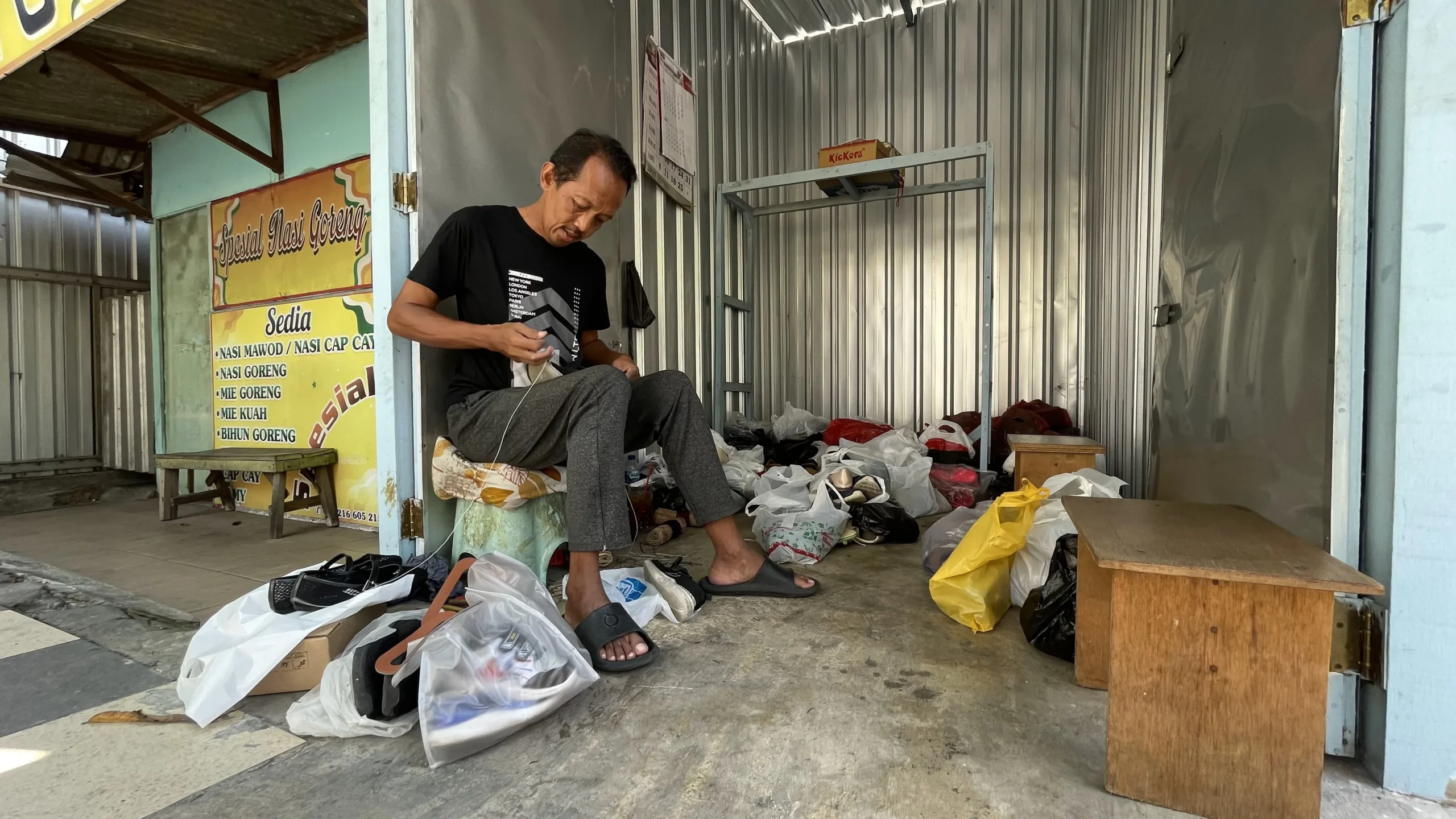 Jelang Tahun Ajaran Baru, Jasa Sol Sepatu di Lamongan Banjir Pesanan