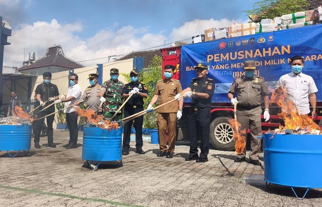 Jutaan Batang Rokok Ilegal Ludes Dimusnahkan Bea Cukai Blitar: Upaya Memperkuat Ekosistem Usaha Cukai yang Sehat