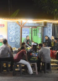 Kapolres Bondowoso Perkuat Sinergi Keamanan lewat Kunjungan ke Pos Kamling Sekarputi