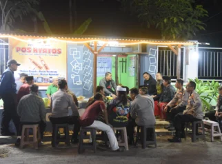 Kapolres Bondowoso Perkuat Sinergi Keamanan lewat Kunjungan ke Pos Kamling Sekarputi