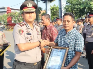 Kapolres Madiun Kota Anugerahkan Penghargaan kepada 30 Personel dan Dua Warga atas Kinerja dan Pengabdian