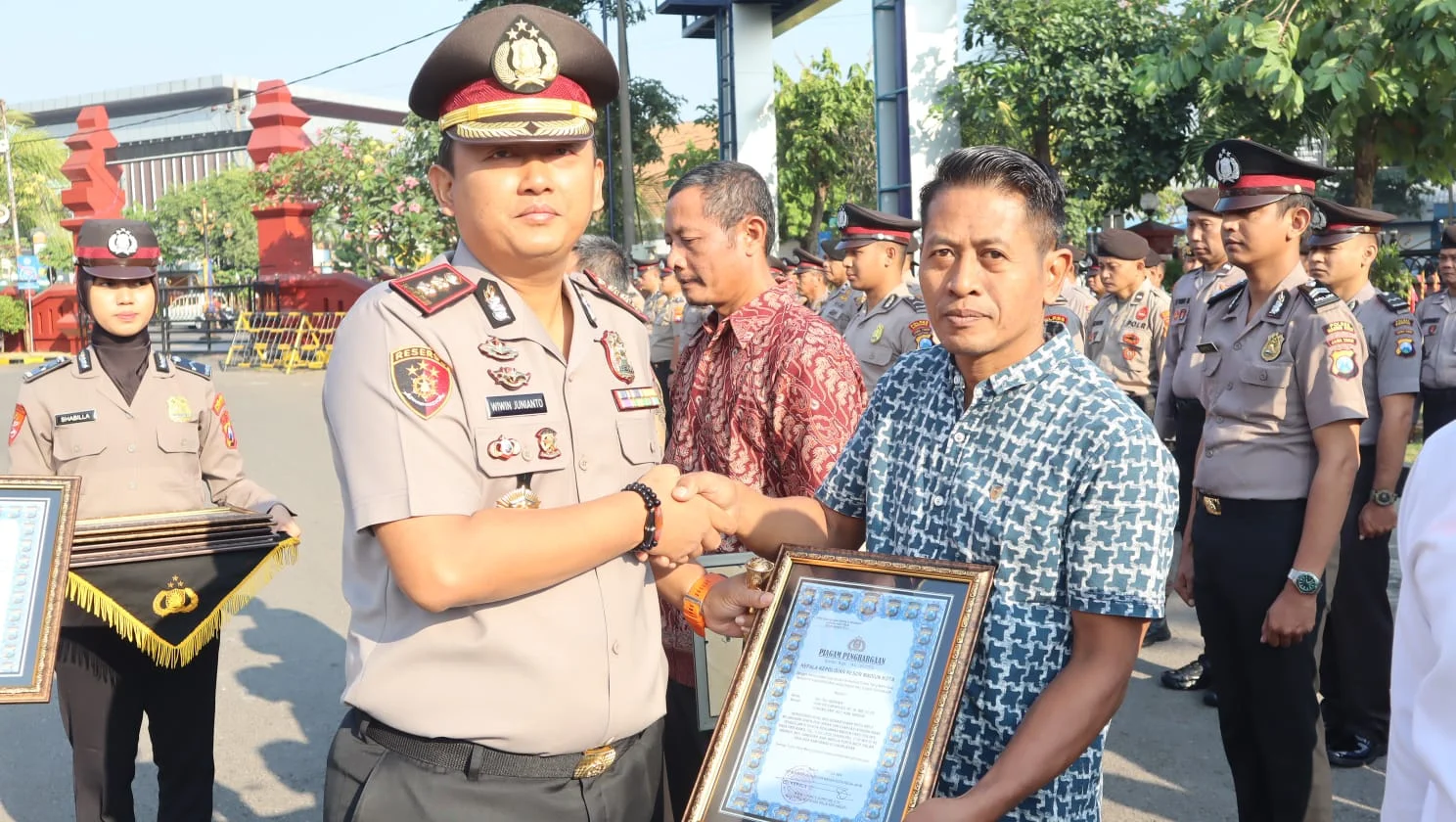 Kapolres Madiun Kota Anugerahkan Penghargaan kepada 30 Personel dan Dua Warga atas Kinerja dan Pengabdian