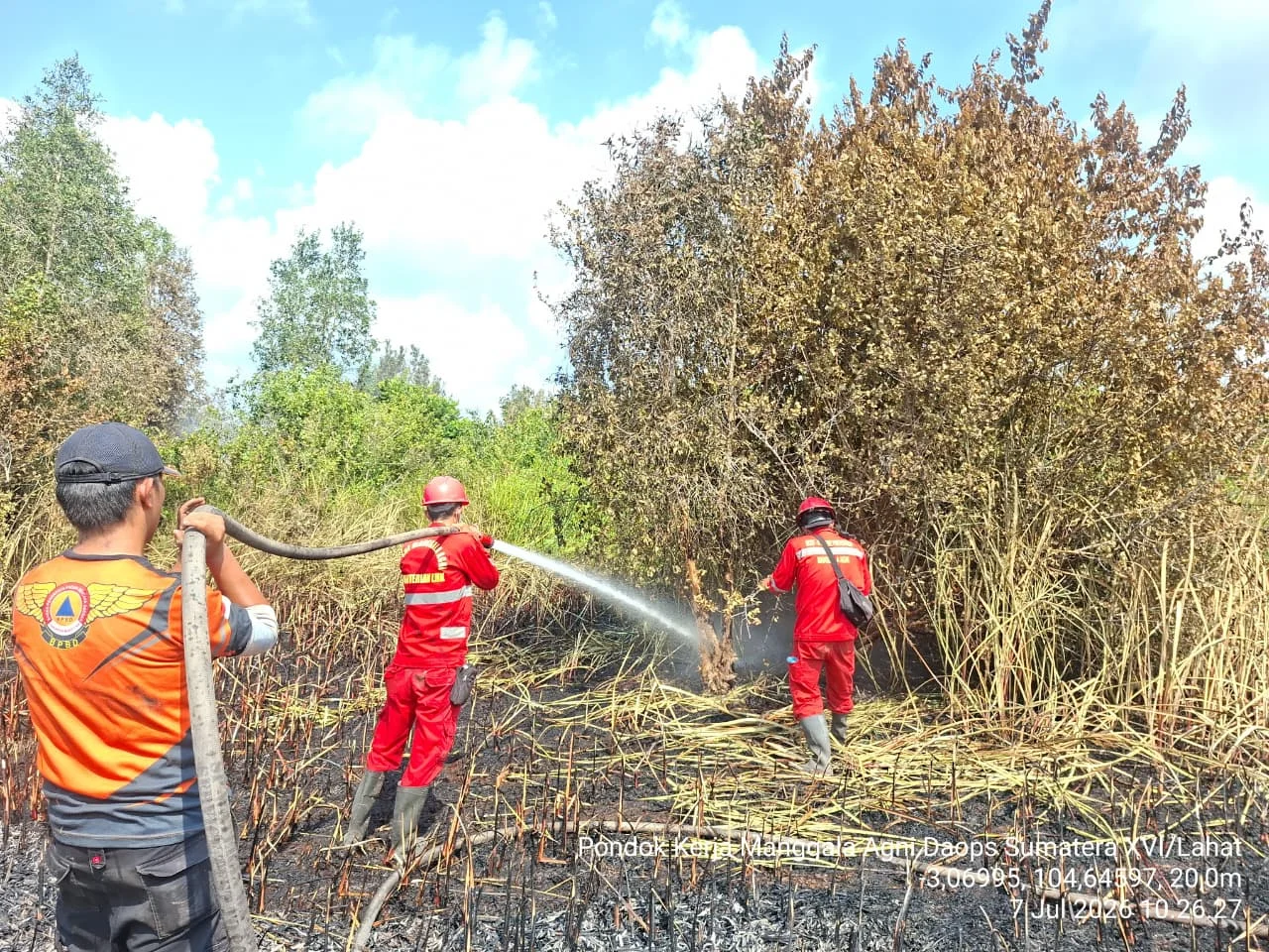 Karhutla Dipadamkan, Upaya Pendinginan Lahan di Desa Tanjung Baru Muara Enim