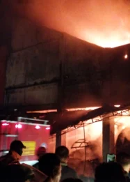Kebakaran Hebat Hanguskan Sekitar 10 Stan di Pasar Agrobis Babat, Dampak Ekonomi dan Tindakan Penanggulangan