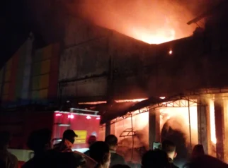Kebakaran Hebat Hanguskan Sekitar 10 Stan di Pasar Agrobis Babat, Dampak Ekonomi dan Tindakan Penanggulangan