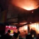 Kebakaran Hebat Hanguskan Sekitar 10 Stan di Pasar Agrobis Babat, Dampak Ekonomi dan Tindakan Penanggulangan