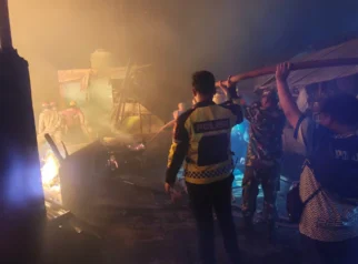 Kebakaran Landa Area Pasar Turen Malang, Satu Lapak dan MCK Hangus; Dampak dan Tindakan Penanggulangan