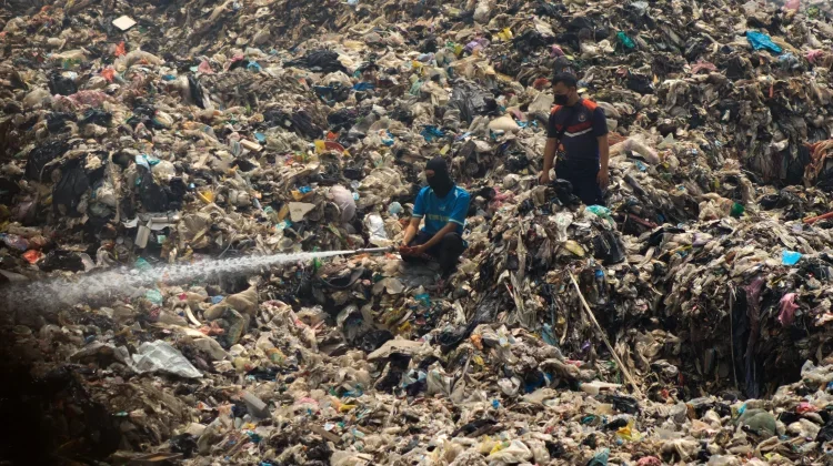 KLH Akan Rehabilitasi TPA Jatiwaringin, Tinggalkan Sistem Open Dumping