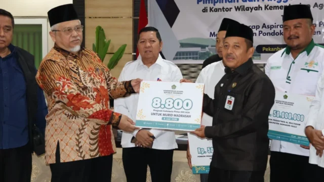 Komisi VIII DPR RI Serahkan Bantuan ke Pesantren dan 8.800 PIP 2026 di Riau: Langkah Strategis Penguatan Pendidikan Agama