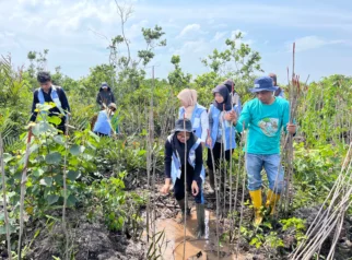 Kukerta UNRI dan Kolaborasi Masyarakat di Selatbaru: Menanam Mangrove untuk Menjaga Pulau Bengkalis dari Abrasi