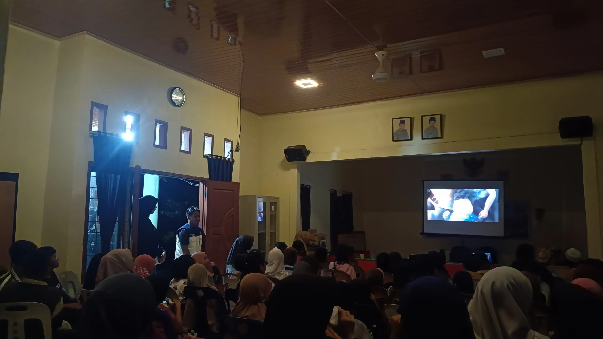 Kukerta Unri Gelar Nobar Edukatif untuk Anak di Desa Sialang Pasung