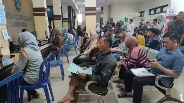 Lonjakan Pengurusan KTP-el Selama Libur Sekolah di Ponorogo Memicu Antrean Panjang