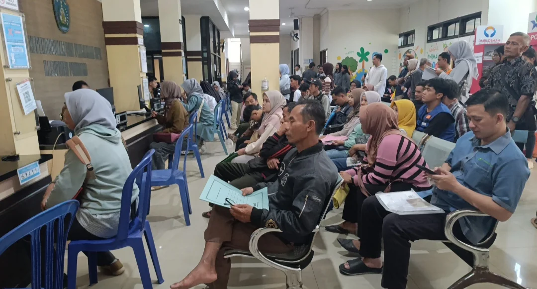 Lonjakan Pengurusan KTP-el Selama Libur Sekolah di Ponorogo Memicu Antrean Panjang