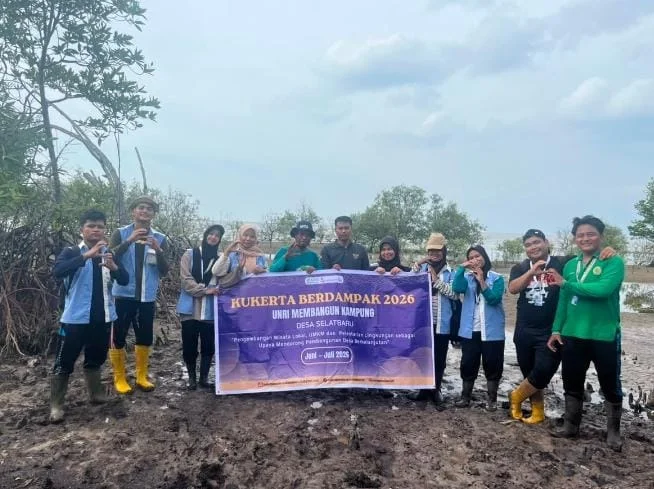 Mahasiswa Kukerta UNRI Tanam Mangrove Cegah Abrasi Selatbaru Bersama