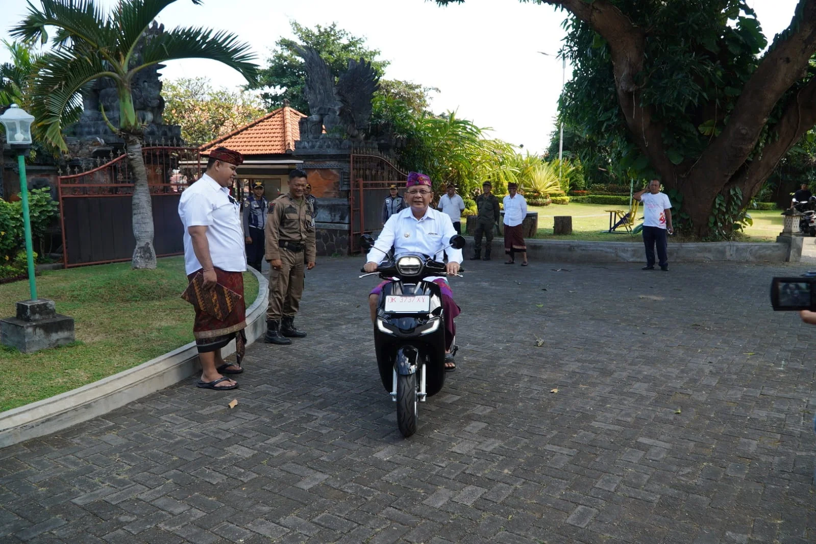 Majelis Desa Adat Alitan Terima Bantuan Motor Operasional: Langkah Strategis Melestarikan Budaya Buleleng