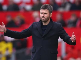 Michael Carrick Kembangkan Sayap: Man United Rekrut Kiper Muda Berbakat dan Terus Berburu Gelandang