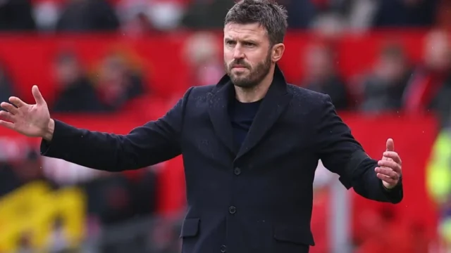 Michael Carrick Kembangkan Sayap: Man United Rekrut Kiper Muda Berbakat dan Terus Berburu Gelandang