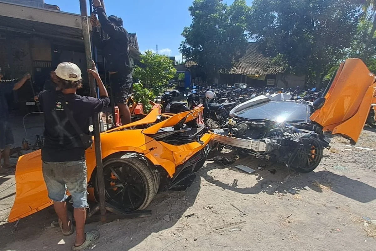 Mobil McLaren Terbelah Dua, Andra ST dan Robby Pantjoro Selamat dalam Kecelakaan Maut di Sukoharjo