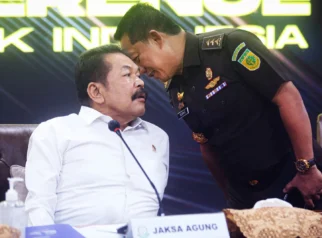 Momen Langka: Polisi dan Jaksa Bergandengan Tangan Usai Konferensi Pers Kasus Korupsi Febrie Adriansyah