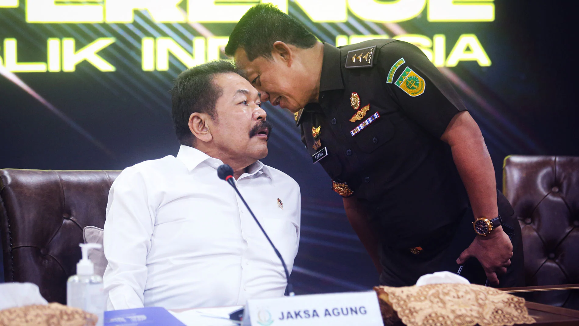 Momen Langka: Polisi dan Jaksa Bergandengan Tangan Usai Konferensi Pers Kasus Korupsi Febrie Adriansyah