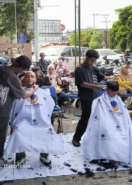 NasDem Lampung Hadirkan Layanan Tukang Cukur Gratis Profesional untuk Warga