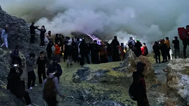 Panic Button Segera Beroperasi di Kawah Ijen: Inovasi Teknologi untuk Keselamatan Wisatawan di Tengah Ancaman Alam