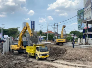 Pemkot Surabaya Lanjutkan Pelebaran Jalan Menganti 950 Meter, Upaya Mengurai Kemacetan Barat‑Selatan