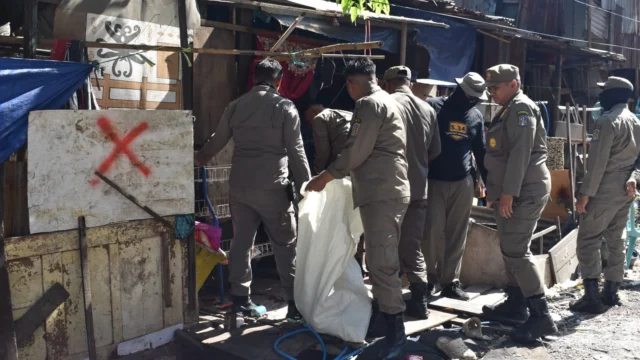 Pemkot Surabaya Tertibkan Lima Bangunan Liar di Jalan Jetis Kulon Pertolongan: Langkah Strategis Pengelolaan Aset dan Sampah