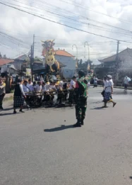 Pengabenan Warga Paksebali Dikawal Babinsa Berjalan Aman Lancar