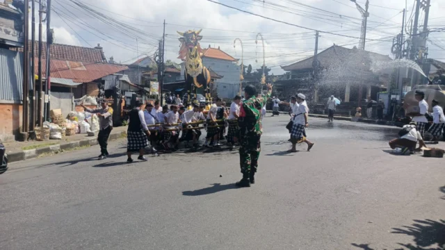 Pengabenan Warga Paksebali Dikawal Babinsa Berjalan Aman Lancar