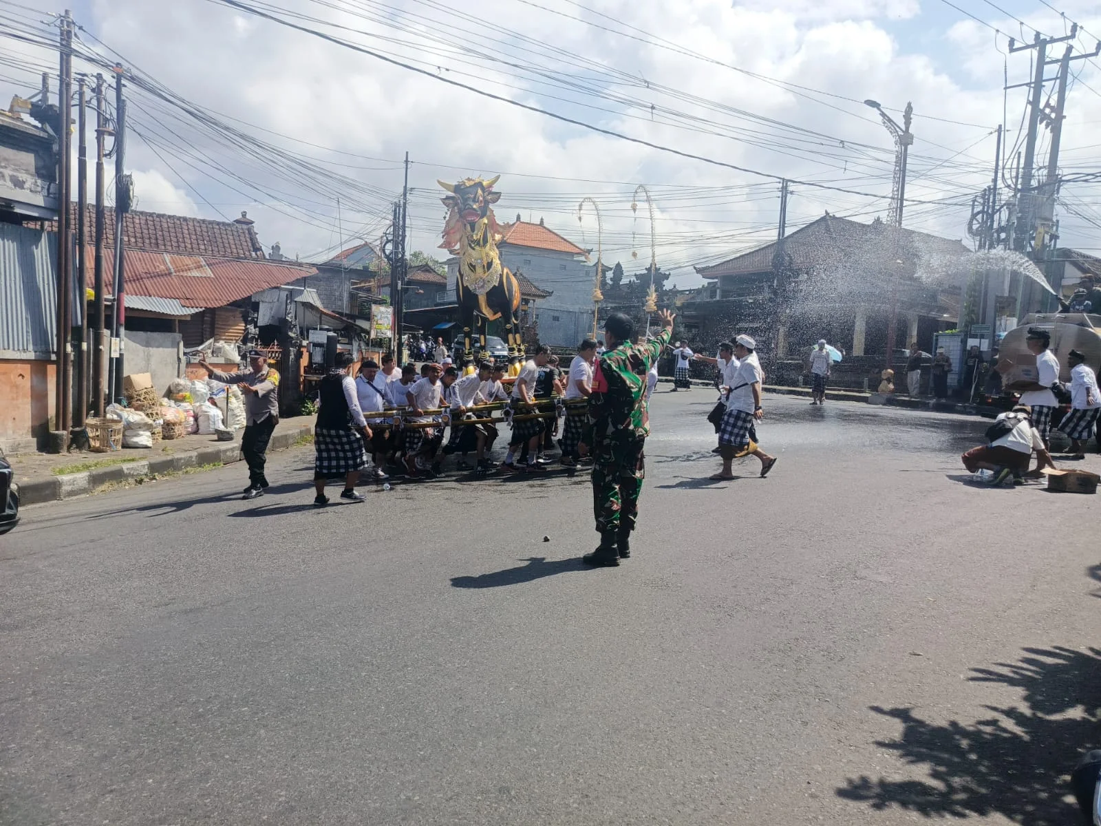 Pengabenan Warga Paksebali Dikawal Babinsa Berjalan Aman Lancar