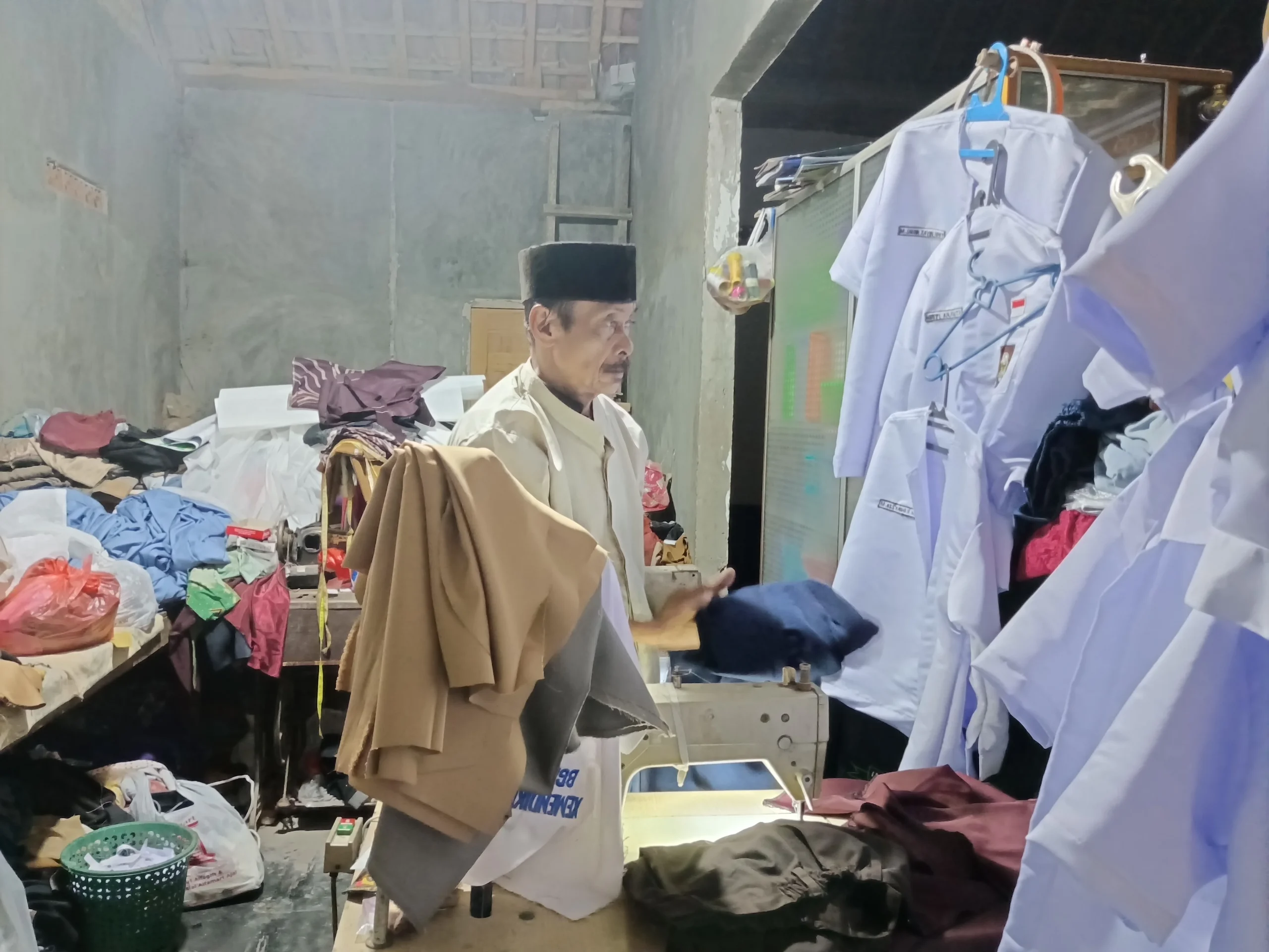 Penjahit Lokal Tetap Bertahan di tengah Gempuran Produk Pabrikan