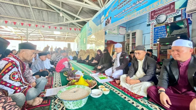 Penuh Haru dan Khidmat, Orang Tua Serahkan Anak kepada Tengku Guru di Dayah Al Azhar